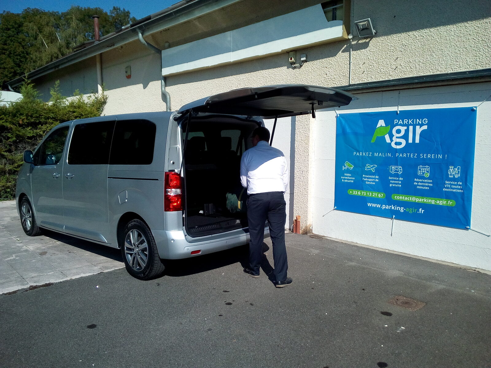Chargement des bagages dans la navette Parking-Agir