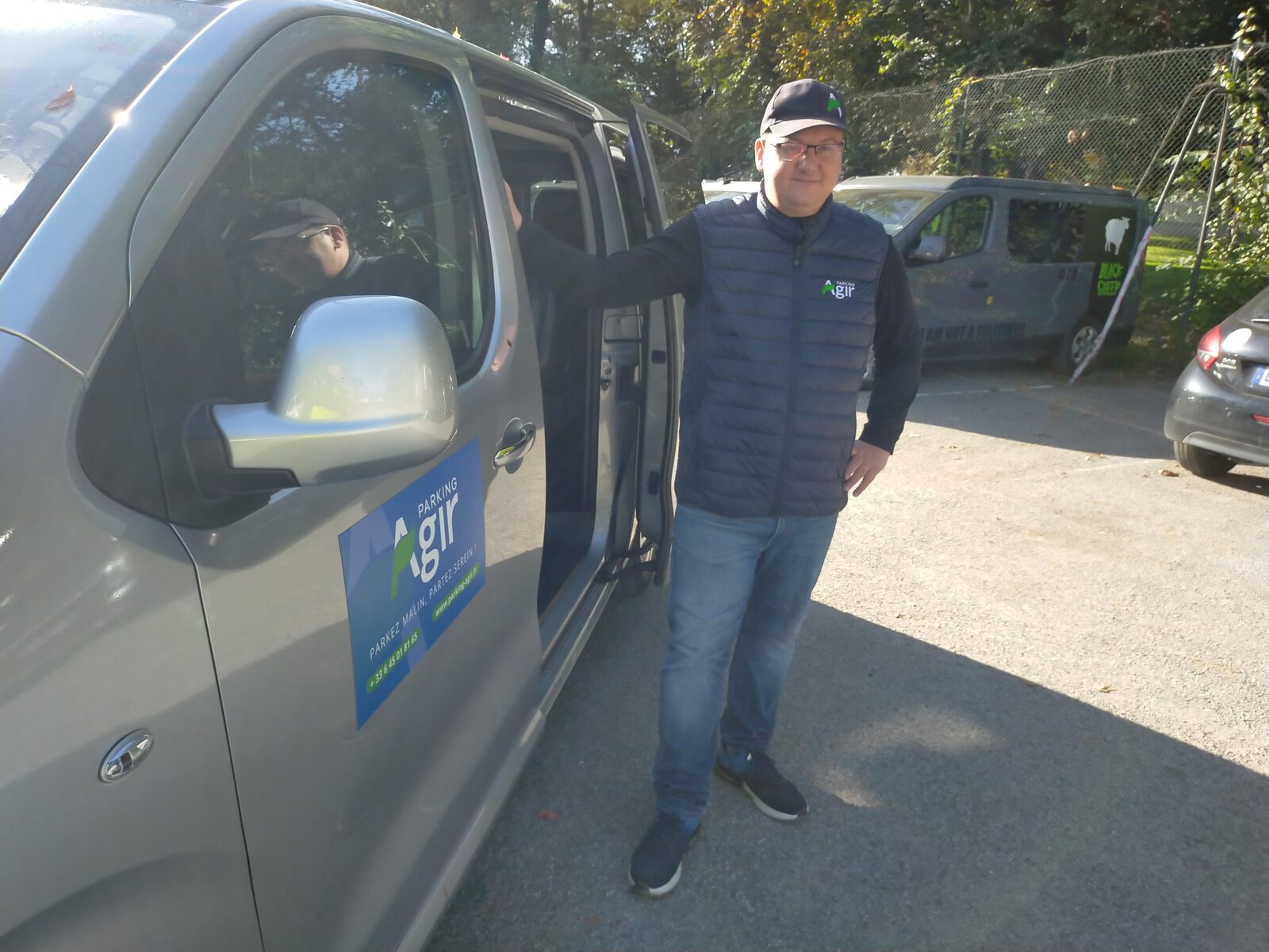 Un chauffeur Parking-Agir devant la navette